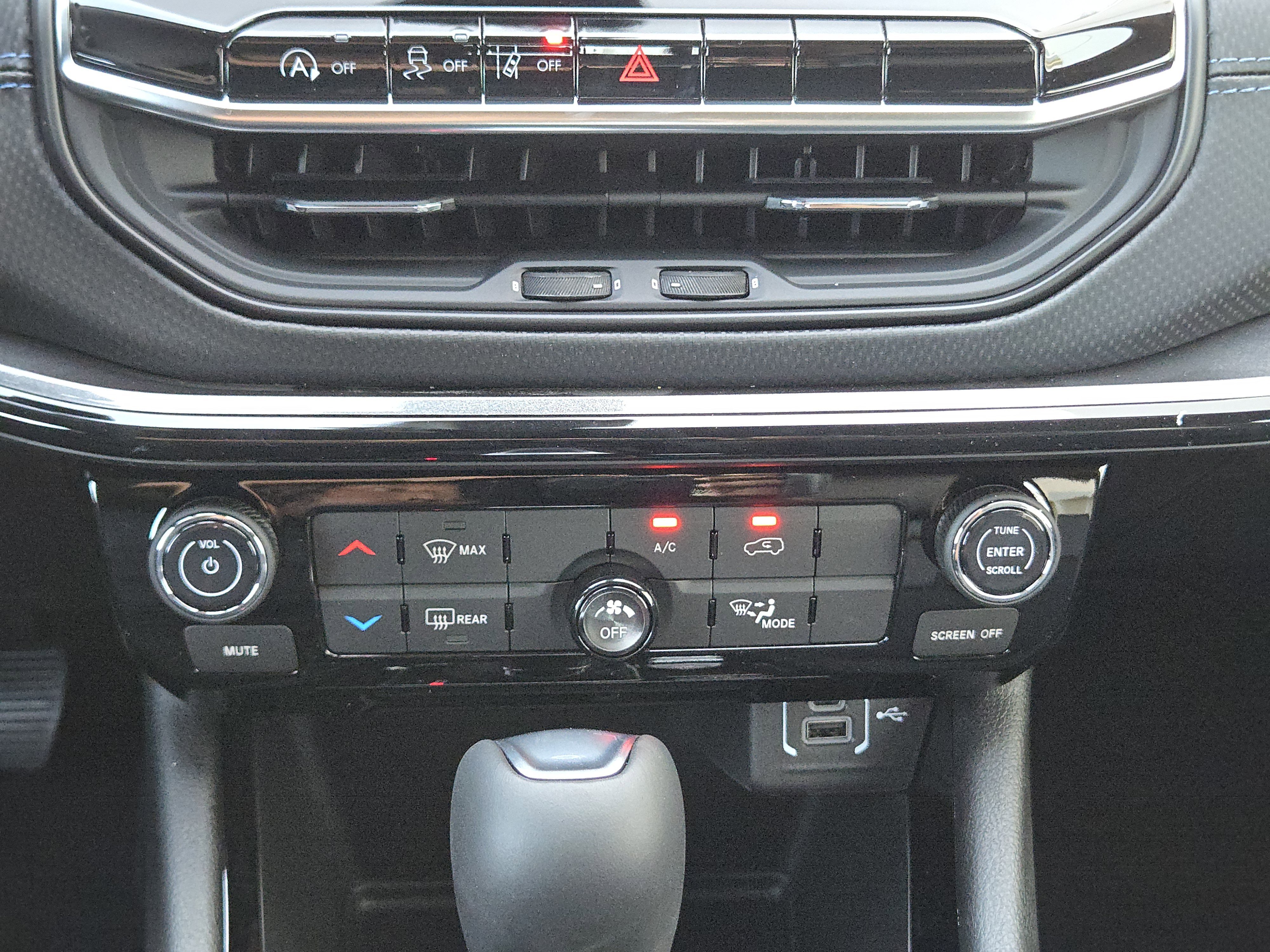 New 2026 Diamond Black Crystal Pearlcoat Jeep Latitude image 17