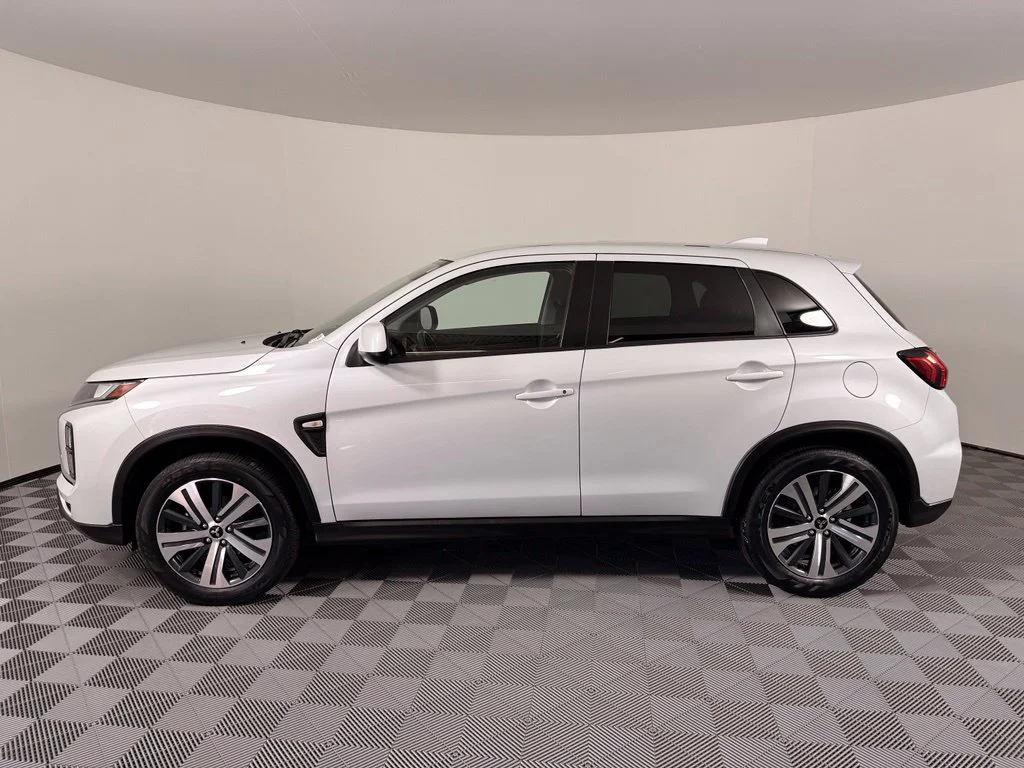 Used 2024  Mitsubishi 2.0 ES image 16