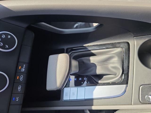 Used 2025 White Hyundai SE image 19