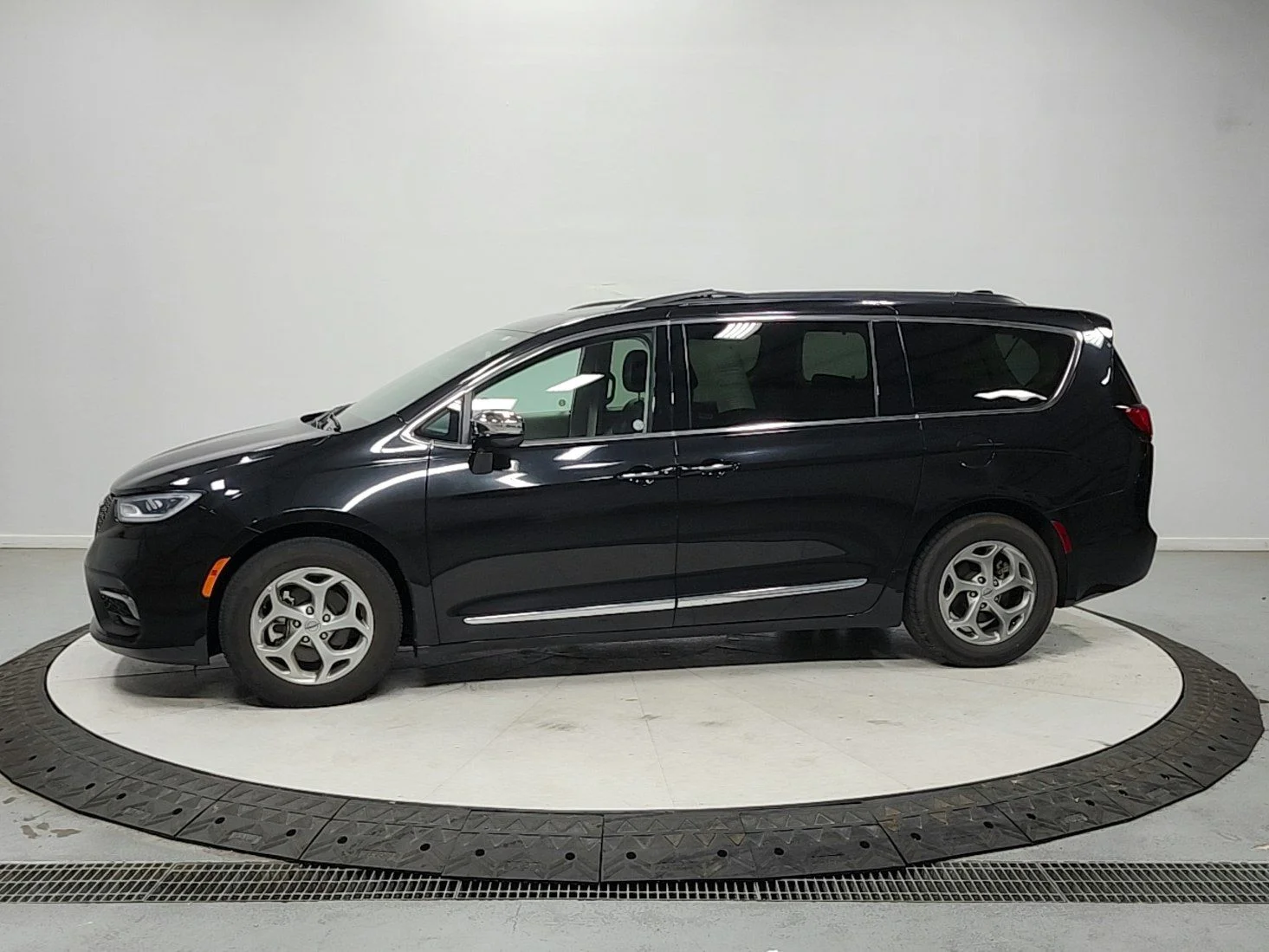 Used 2023 Black Chrysler Limited image 4