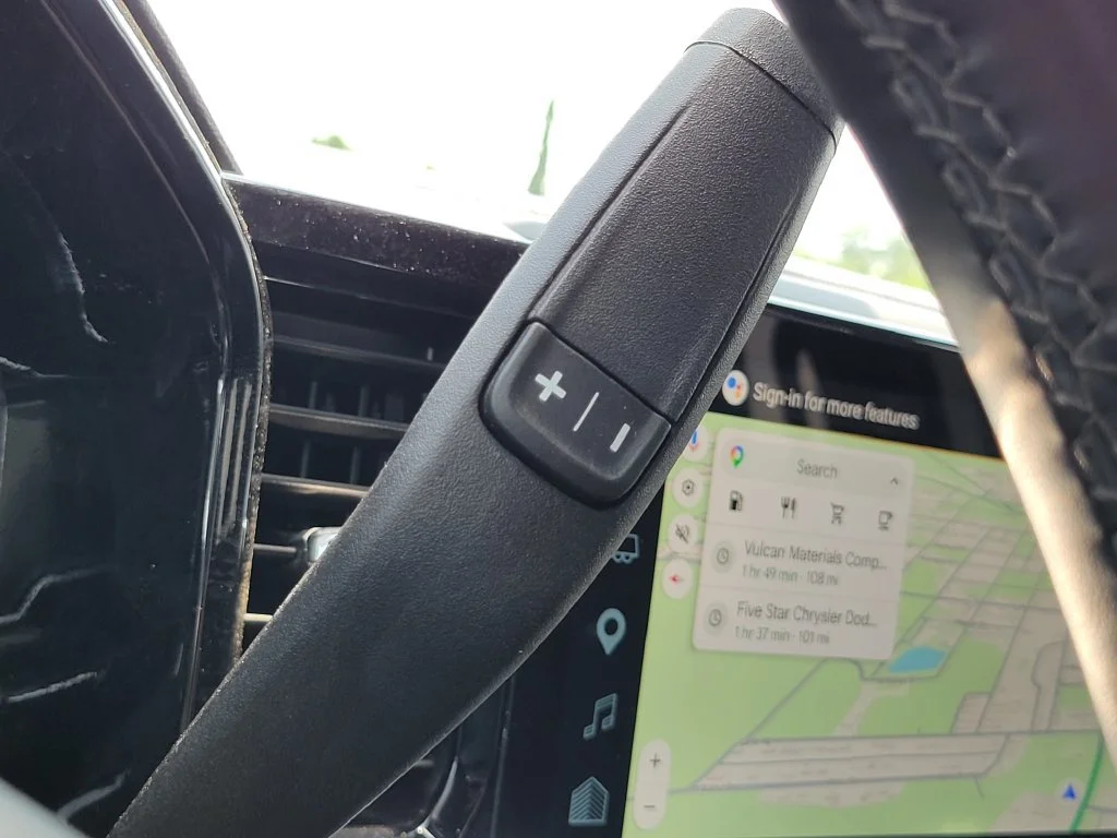 Used 2025 Summit White Chevrolet LT image 32