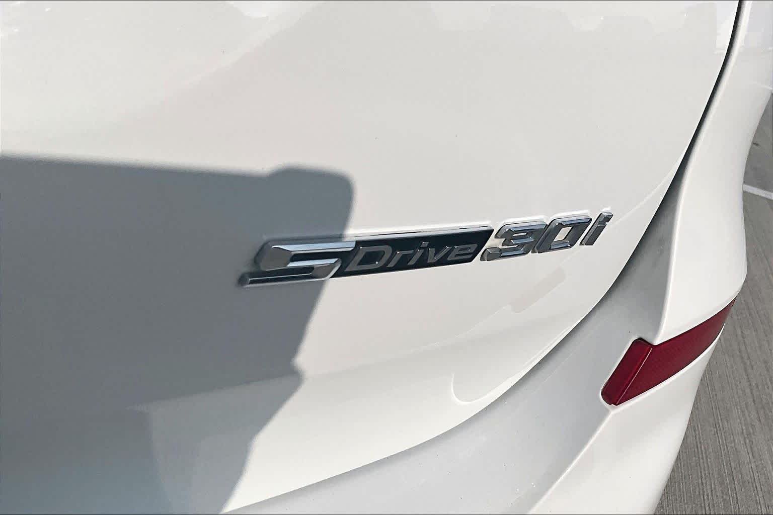 Used 2019 Alpine White BMW sDrive30i image 9