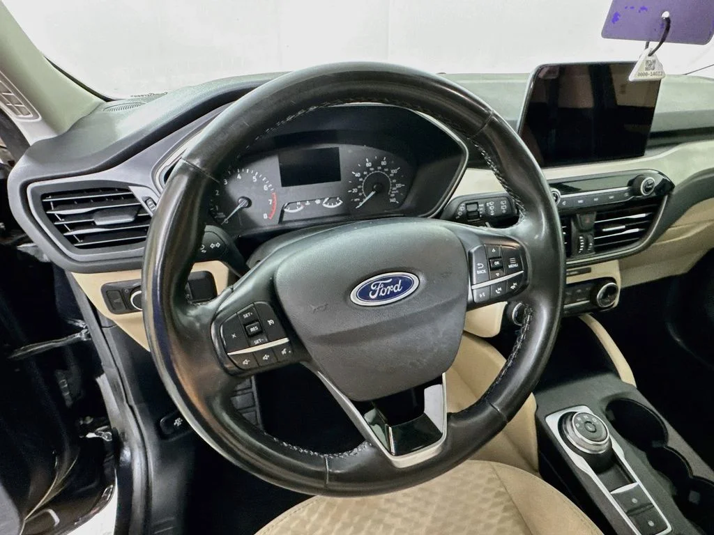 Used 2022 Black Ford SE image 12