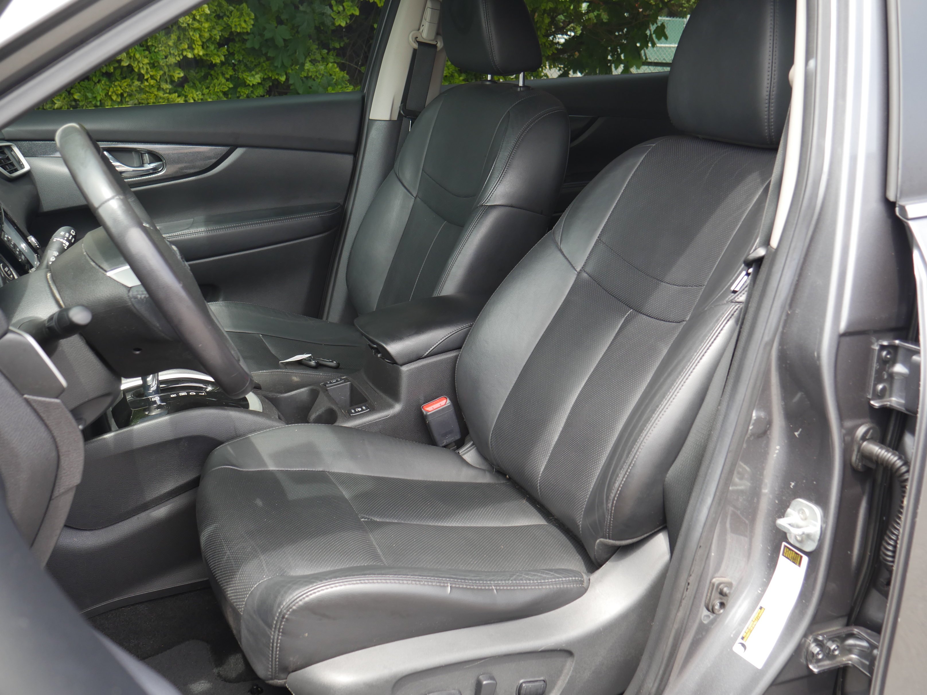 Used 2015 Gun Metallic Nissan SL image 27