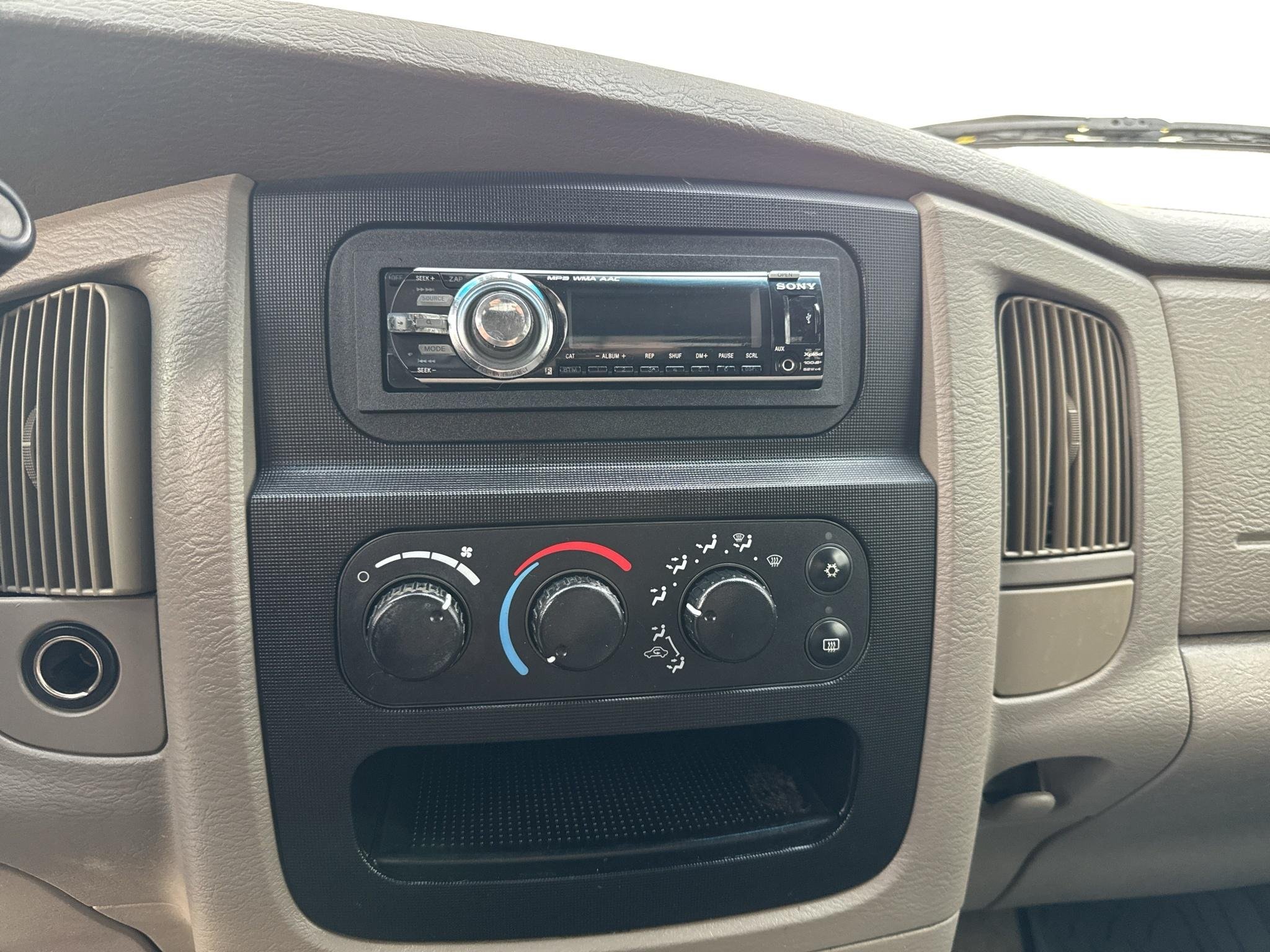 Used 2005 Gray Dodge SLT image 8