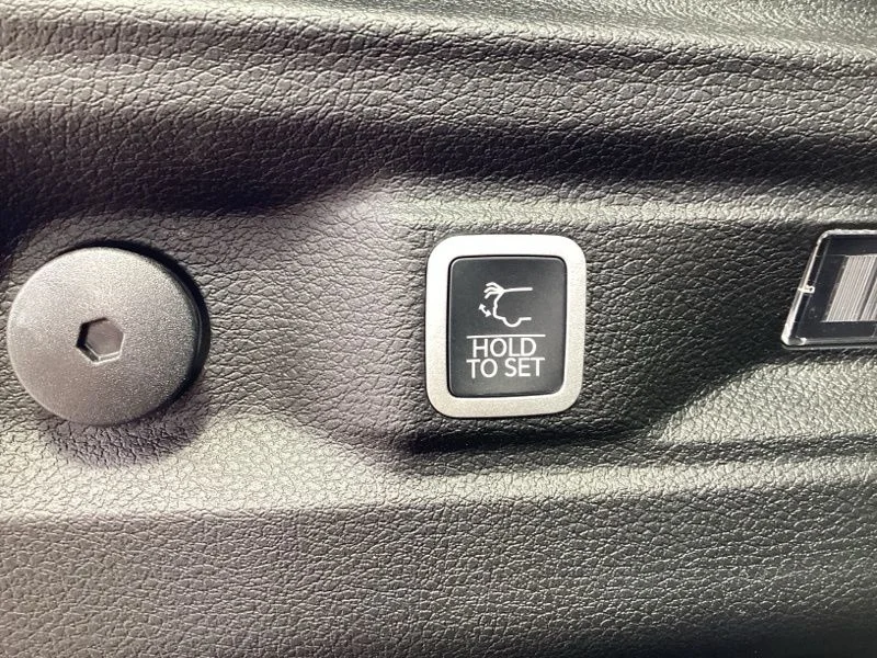 New 2026 Baltic Gray Metallic Clear-Coat Exterior Paint Jeep Altitude image 15