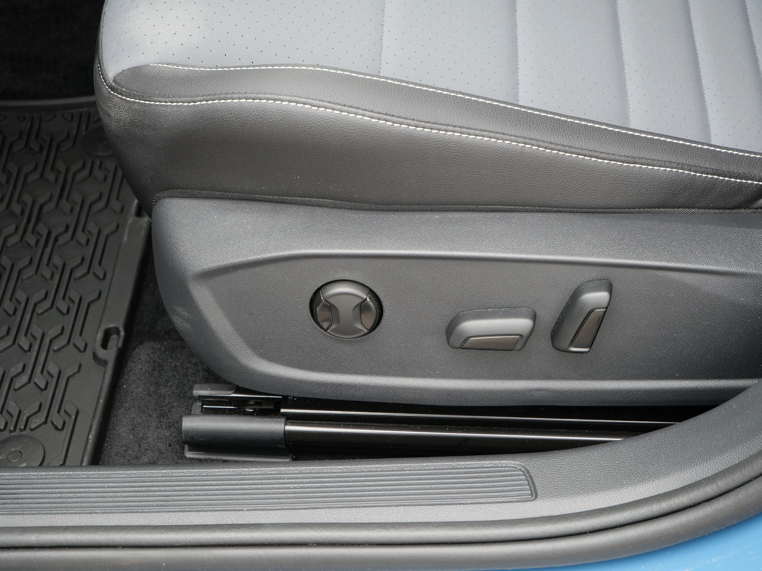 Certified Used 2025 Monterey Blue Volkswagen SE image 19