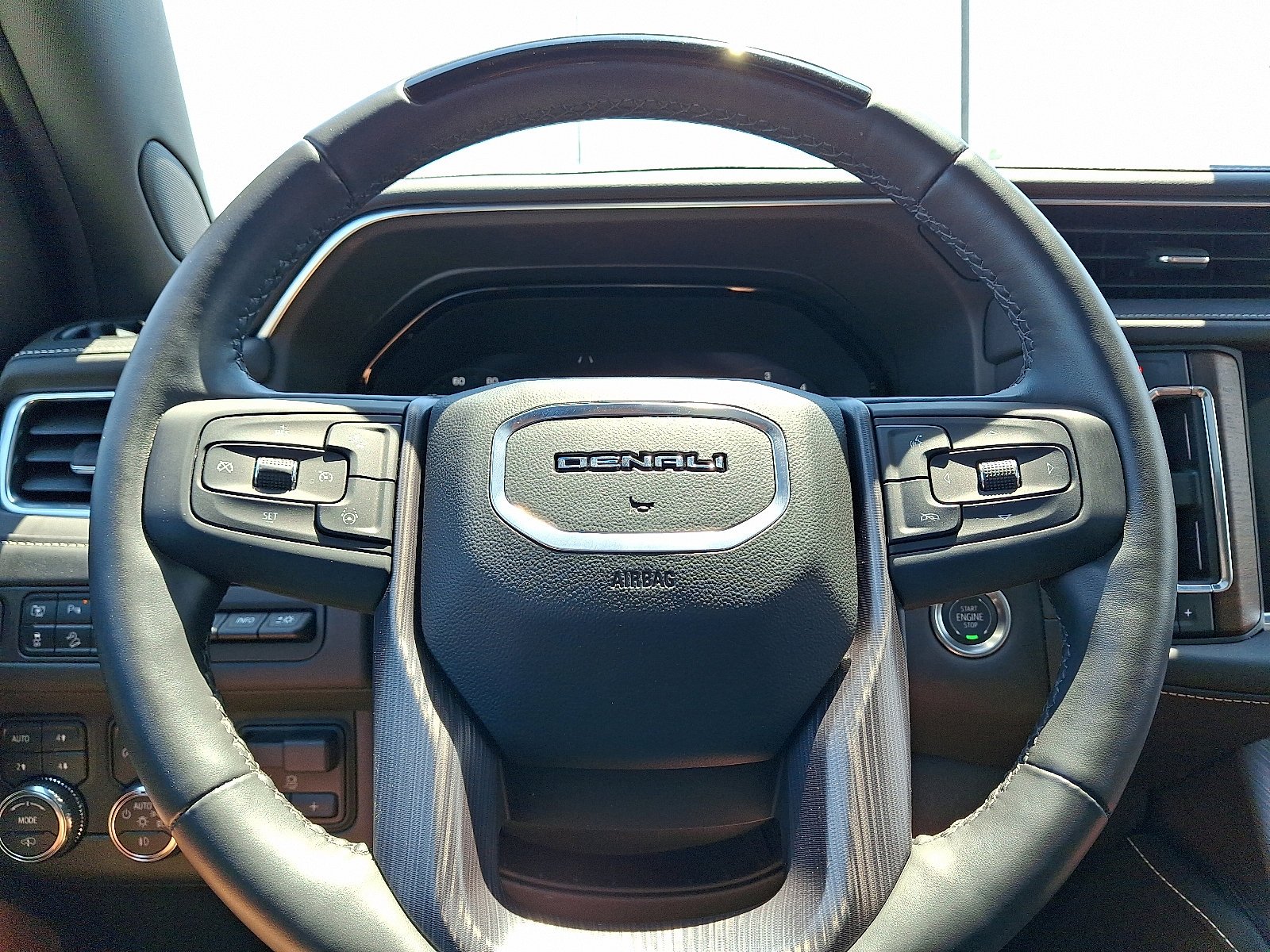 2024 GMC Yukon Denali Ultimate - Photo 23