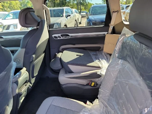 New 2026 Glacial White Pearl Kia Land AWD image 12