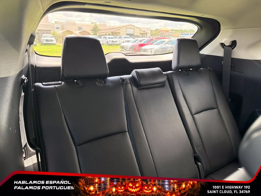 Used 2022 Silver Toyota XLE image 36