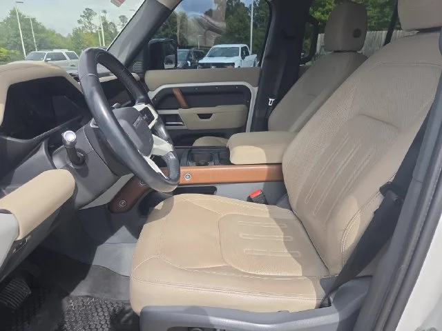 Used 2022 White Land Rover SE image 9