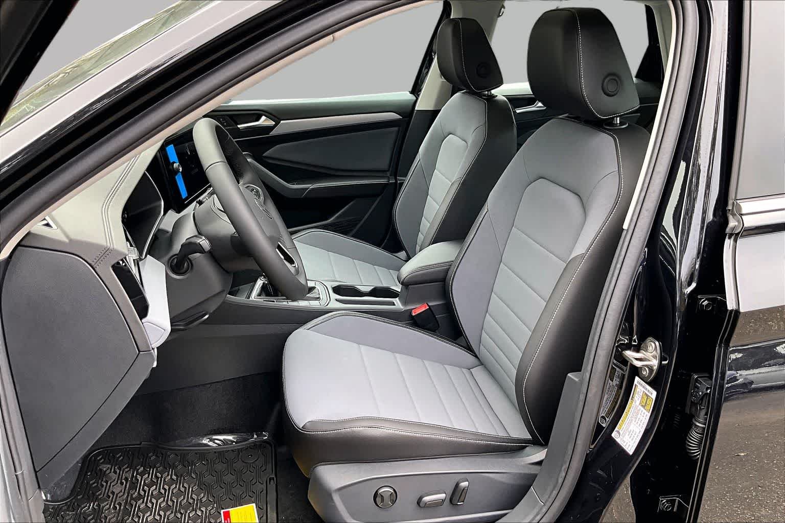 New 2026 Deep Black Pearl Volkswagen 1.5T SE image 9