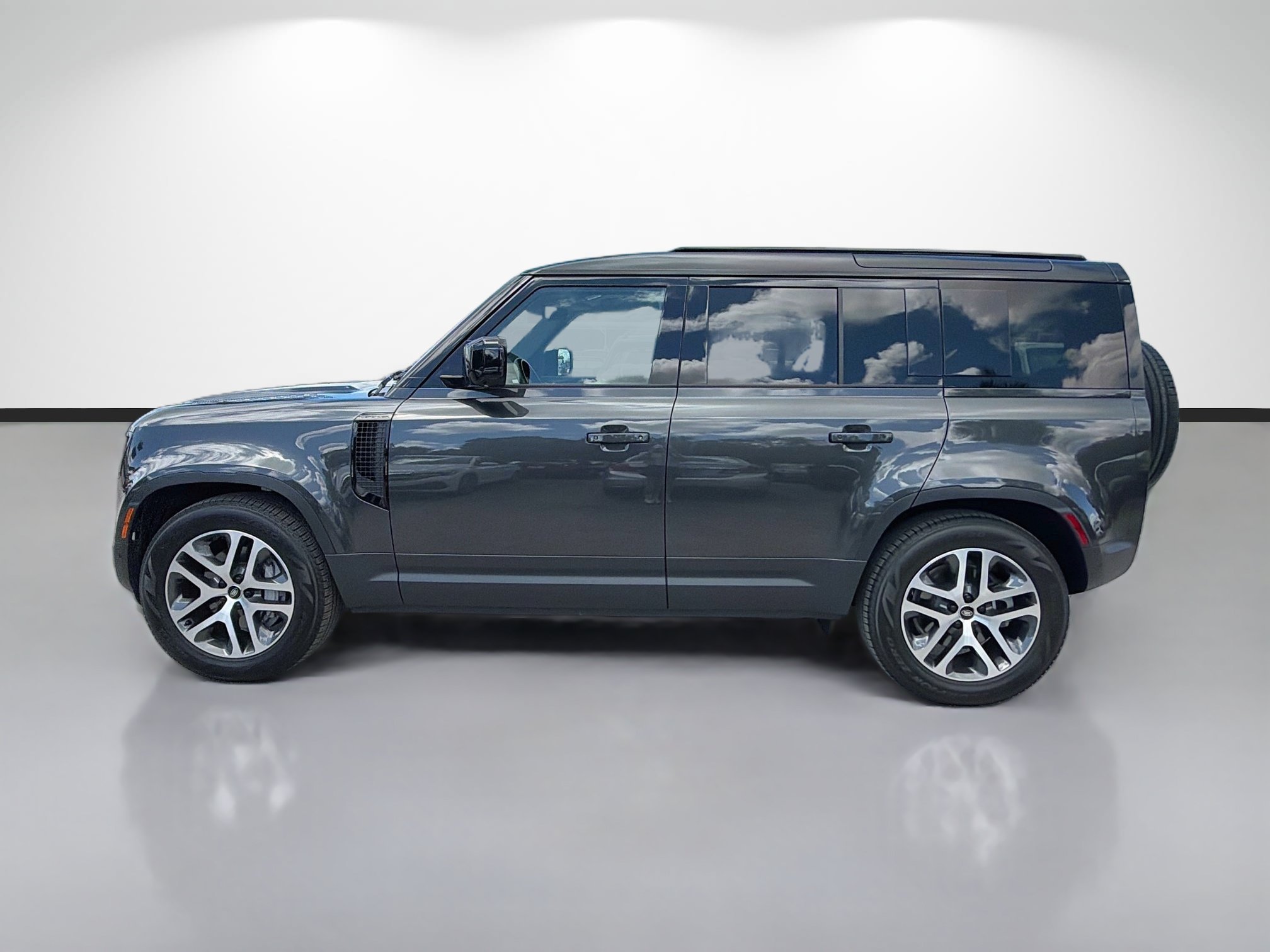 Used 2025 Carpathian Grey Premium Metallic Land Rover S image 2