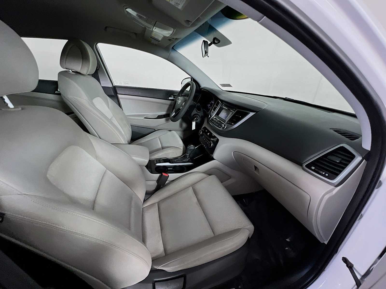 Used 2016 Dazzling White Hyundai SE image 26