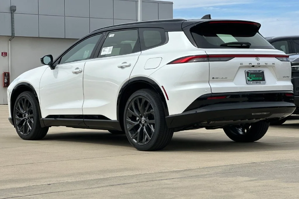 New 2026 Oxygen White with Black roof <sup>1</sup> Toyota  Limited image 6