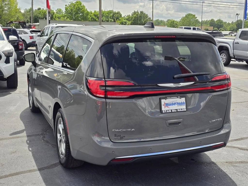 Used 2024 Ceramic Gray Clearcoat Chrysler Limited image 7