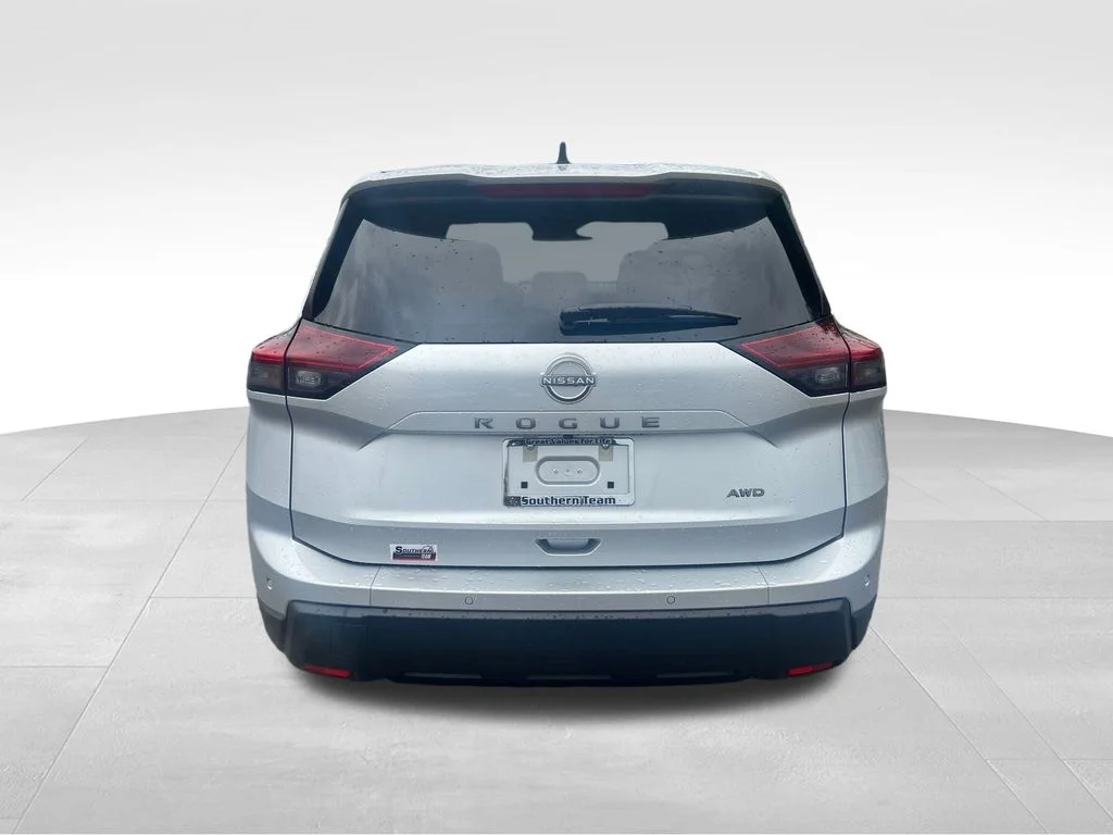 Used 2025 Silver Nissan S image 4