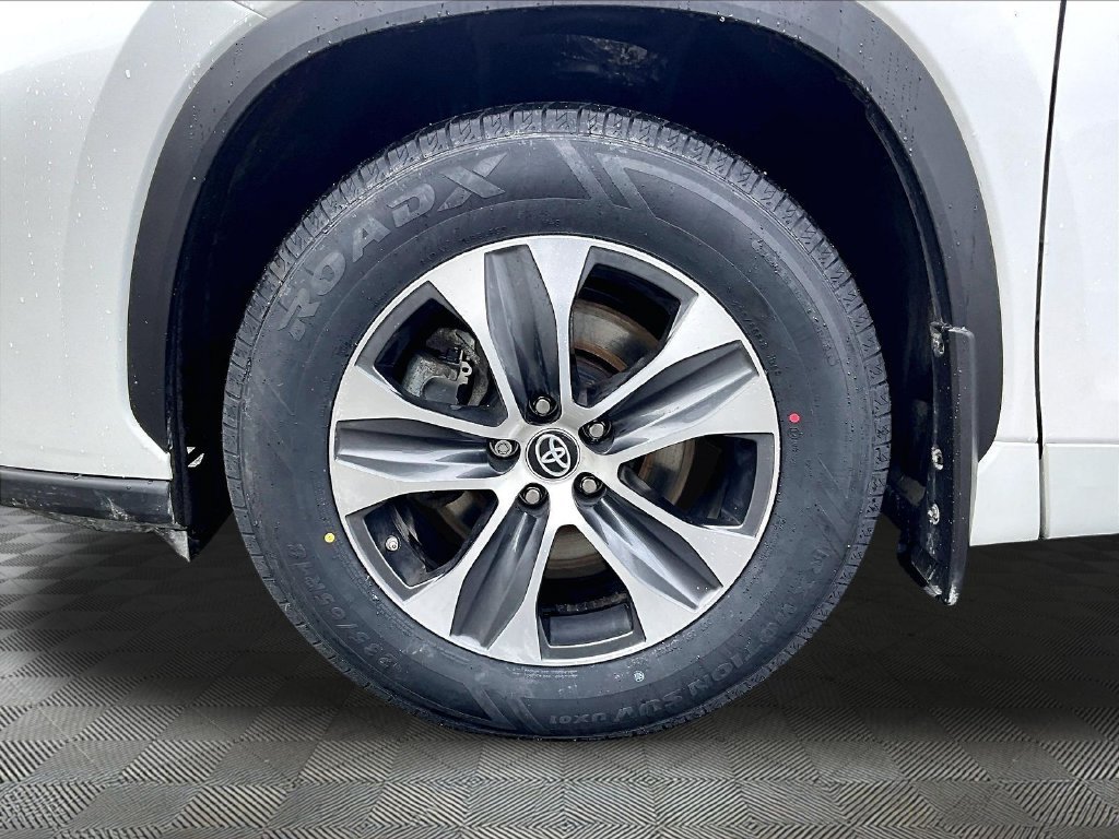 Used 2023 Beige Toyota XLE image 7