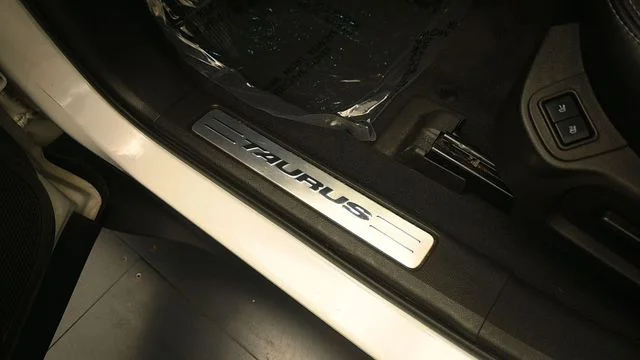 Used 2018 White Platinum Clearcoat Metallic Ford Limited image 13