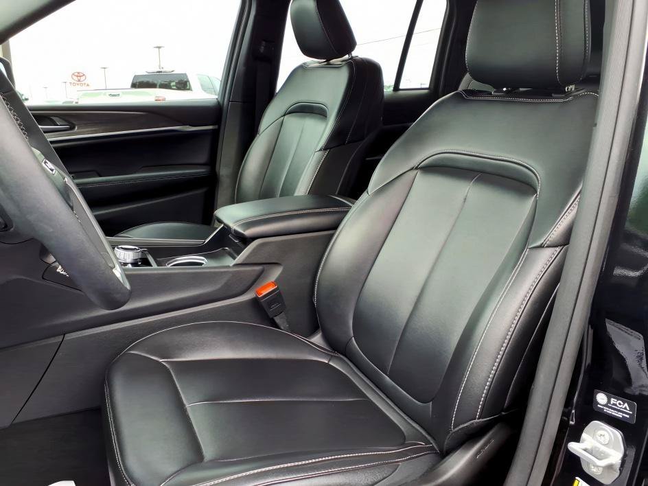 Used 2025 Diamond Black Crystal Pearlcoat Jeep Limited image 18