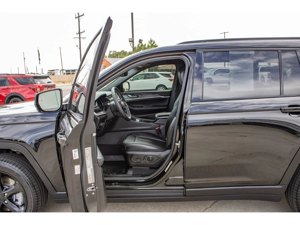 Used 2024 Diamond Black Crystal Pearlcoat Jeep Limited image 30