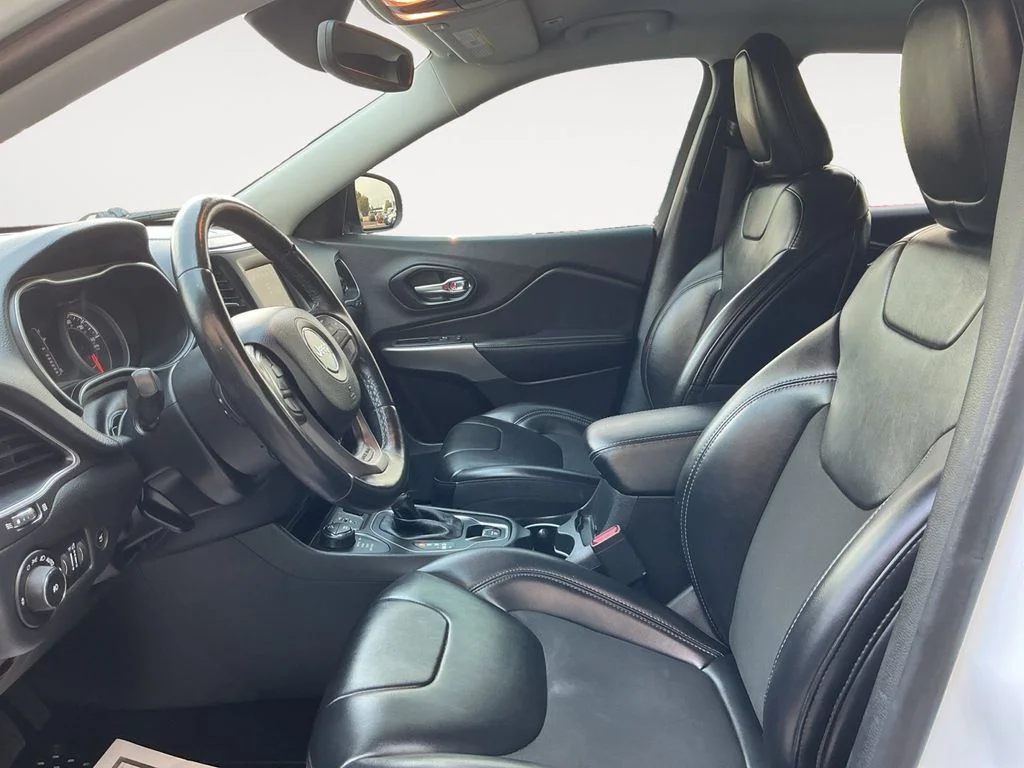 Used 2019 White Jeep Latitude Plus image 11