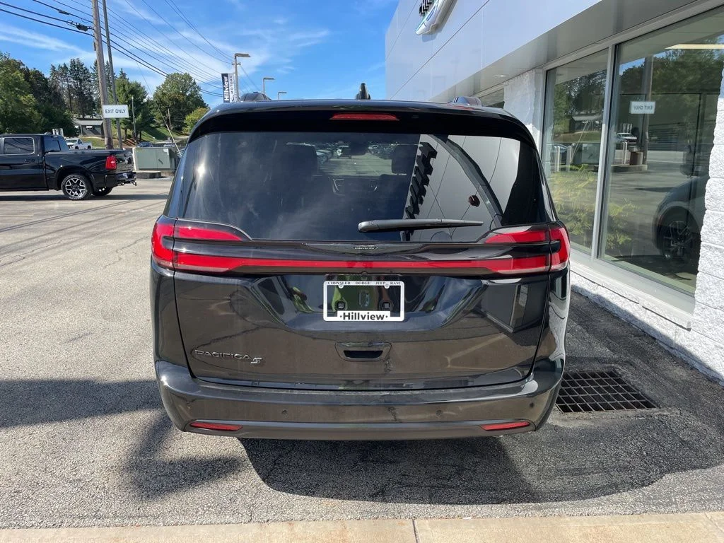 2026 Chrysler Pacifica Select - Photo 4