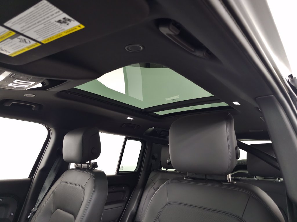 Certified Used 2025 Black Land Rover X-Dynamic SE image 18