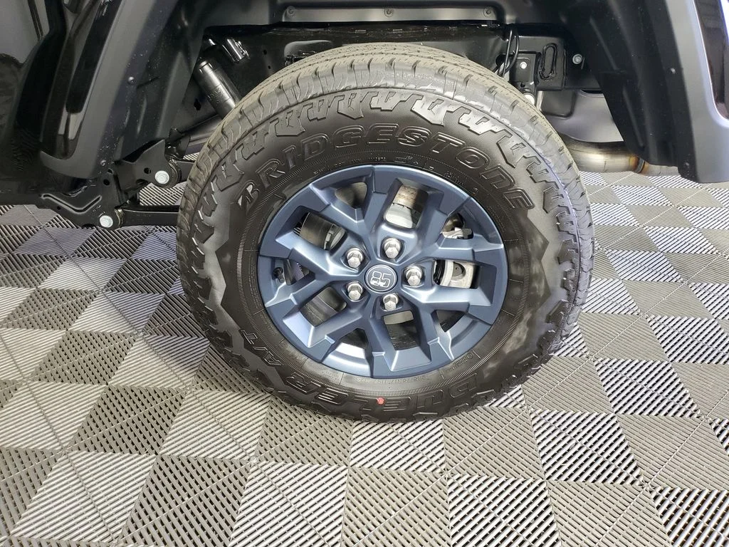 New 2026 Black Clear-Coat Exterior Paint Jeep 85th Anniversary Edition image 32