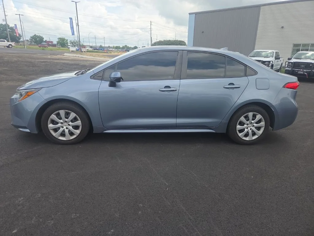 Certified Used 2020  Toyota LE image 5