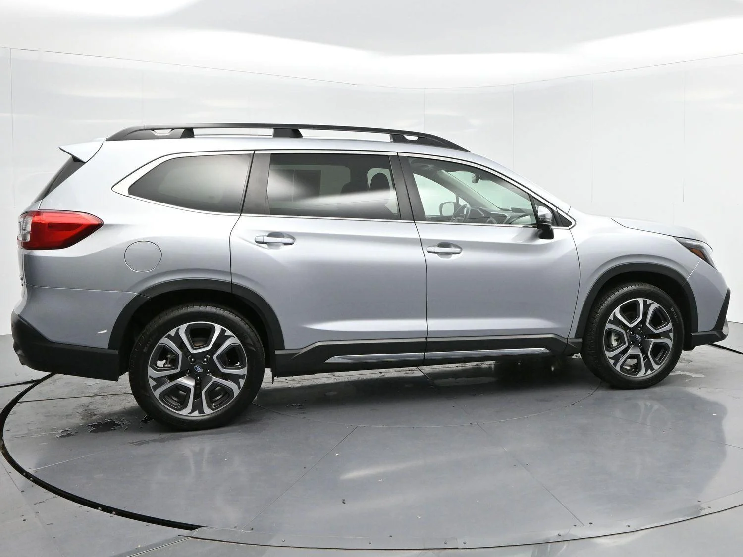 Used 2023 Ice Silver Metallic Subaru Limited image 8