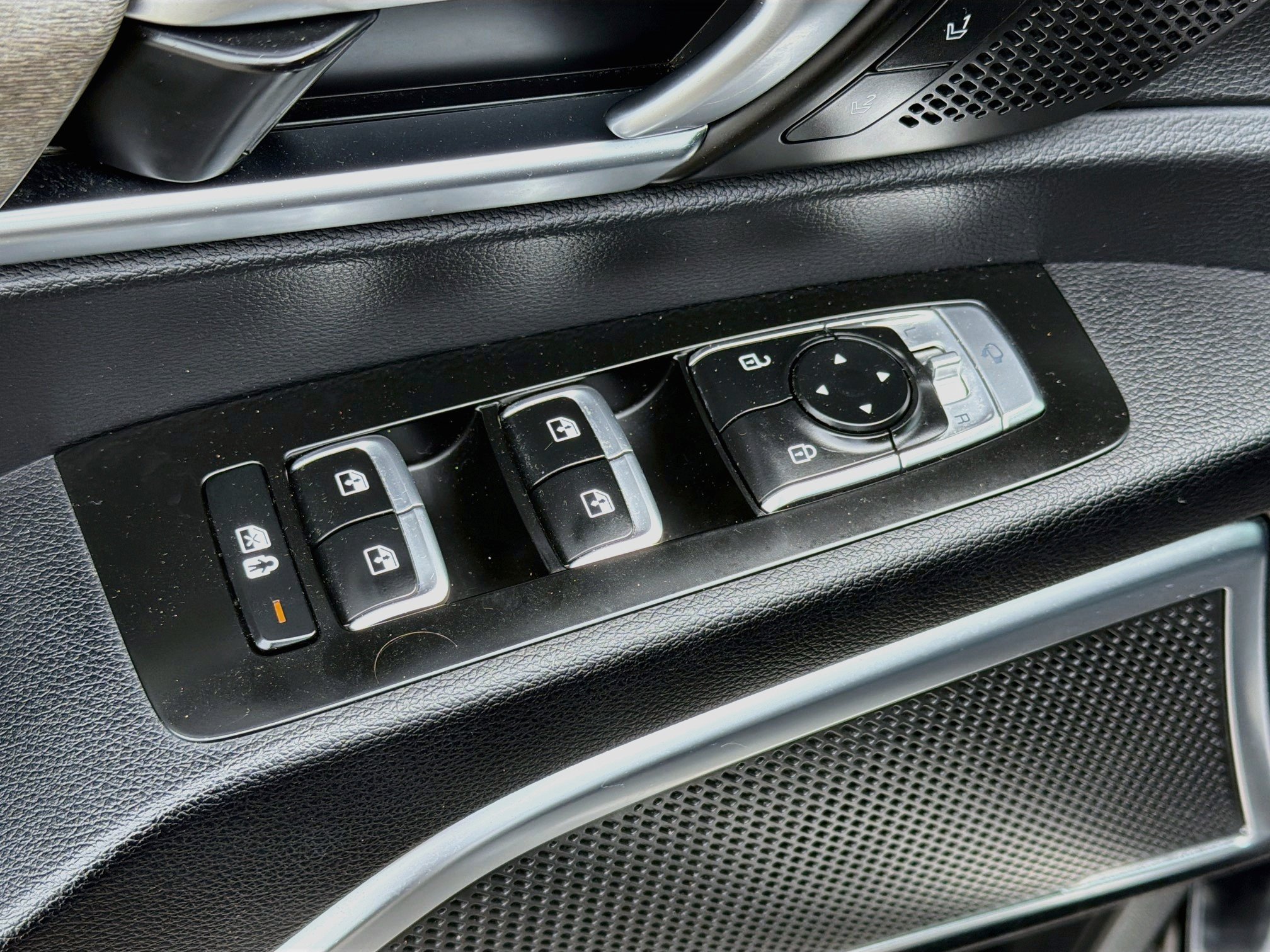 Used 2020 Ebony Black Kia SX image 25
