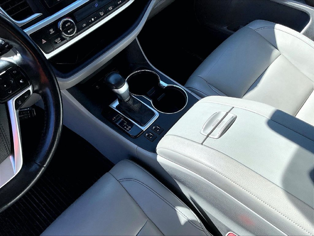 Used 2019 Blizzard Pearl Toyota XLE image 21