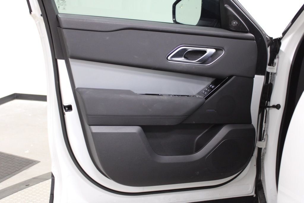 Used 2025 White Land Rover S image 13