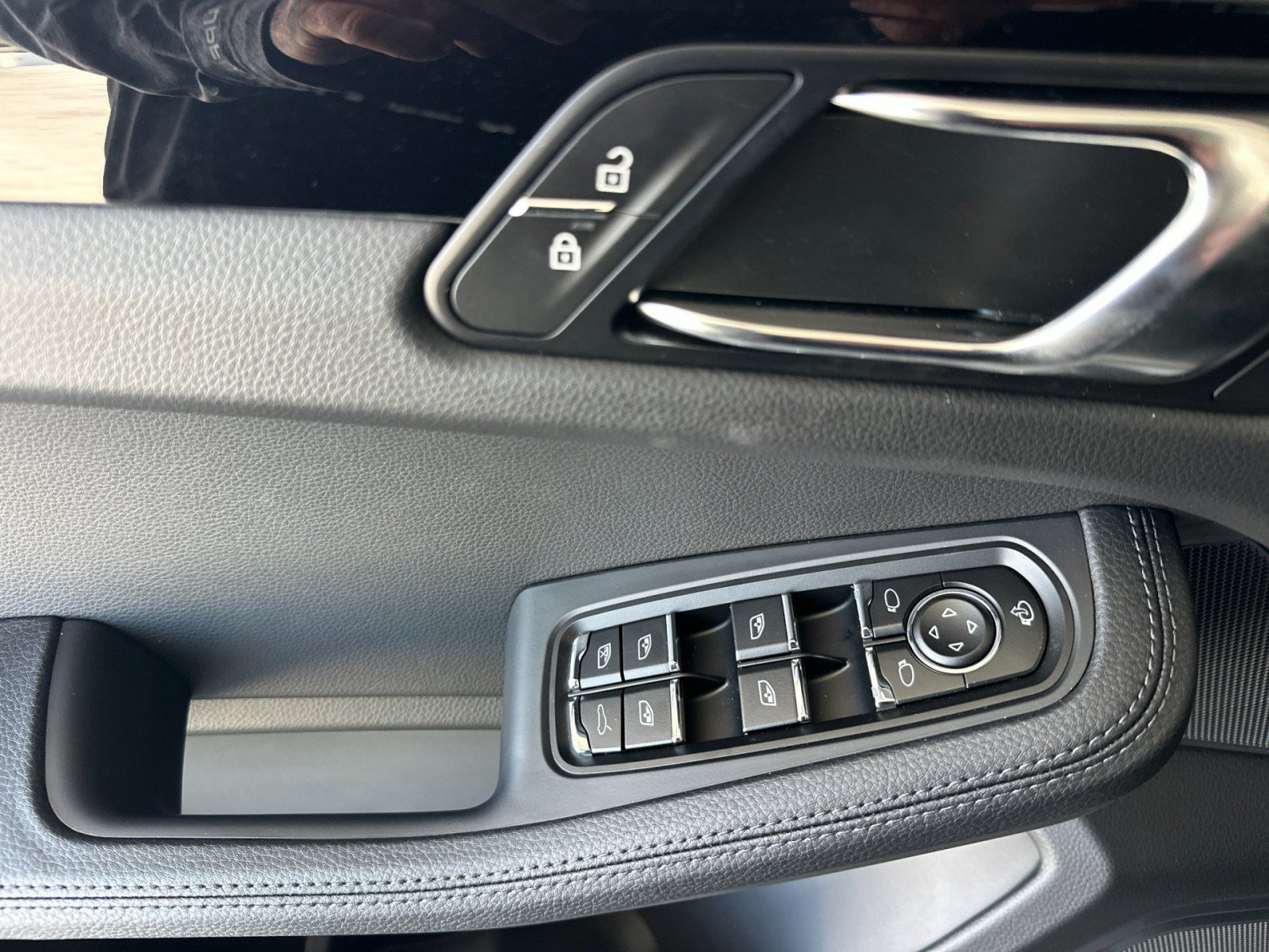 2026 Porsche Macan S - Photo 12