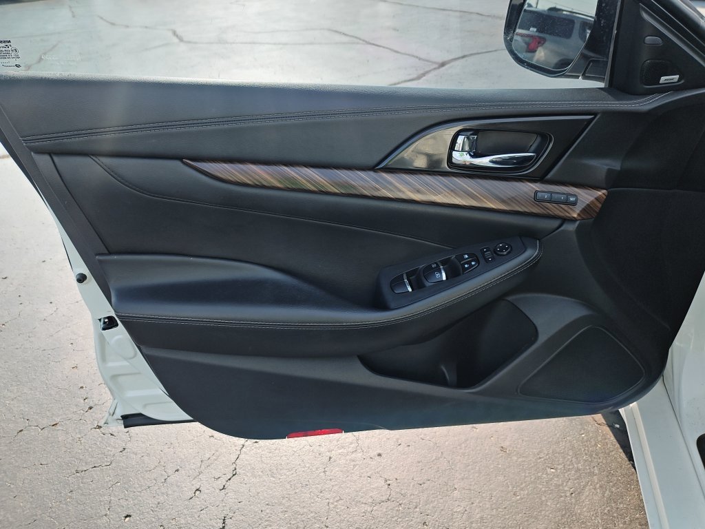 Used 2018 White Nissan Platinum image 12