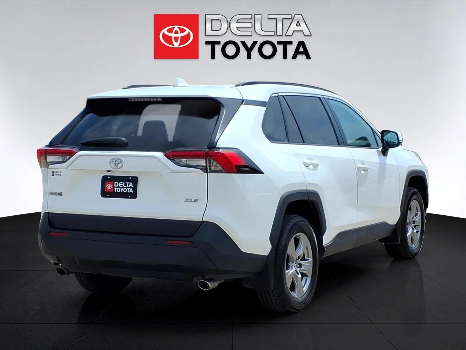 Used 2025 Ice Cap Toyota XLE image 5