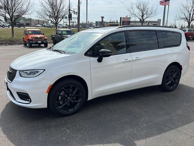 2026 Chrysler Pacifica Select