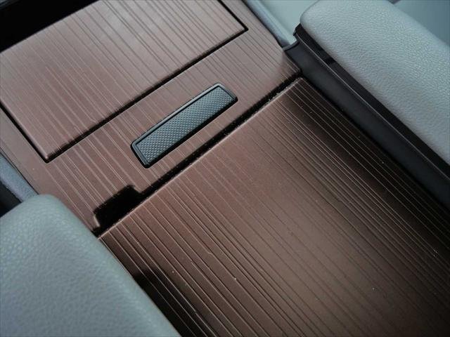Certified Used 2022 WIND CHILL PEARL Toyota  image 25