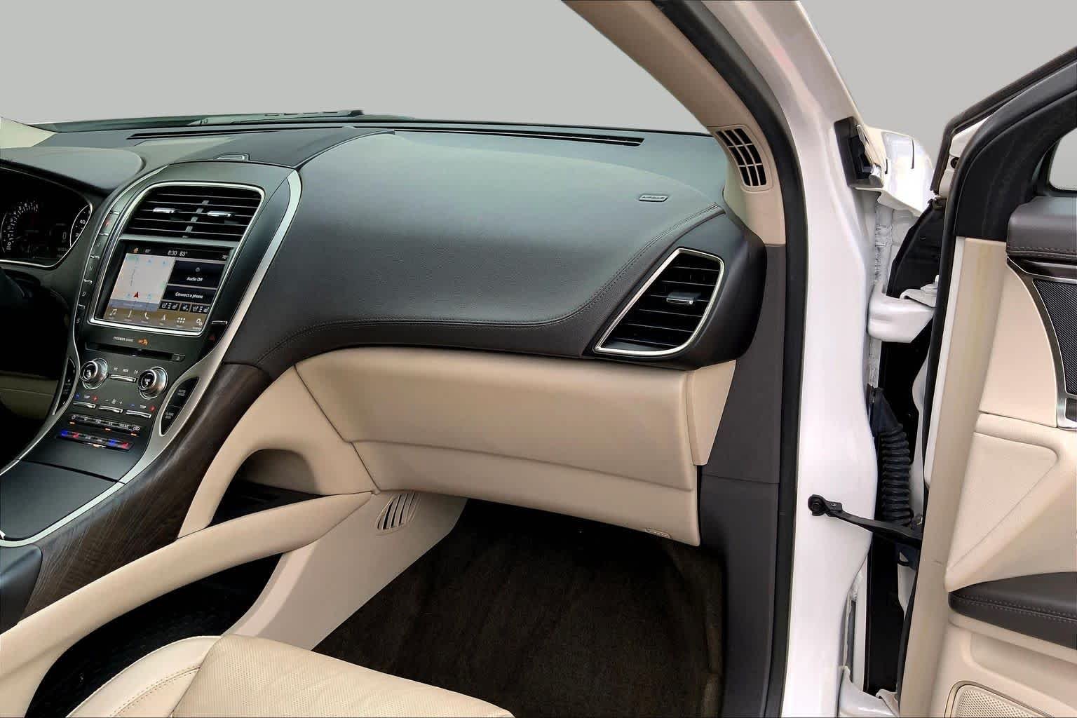 Used 2018 White Platinum Metallic Tri-Coat Lincoln Reserve image 18