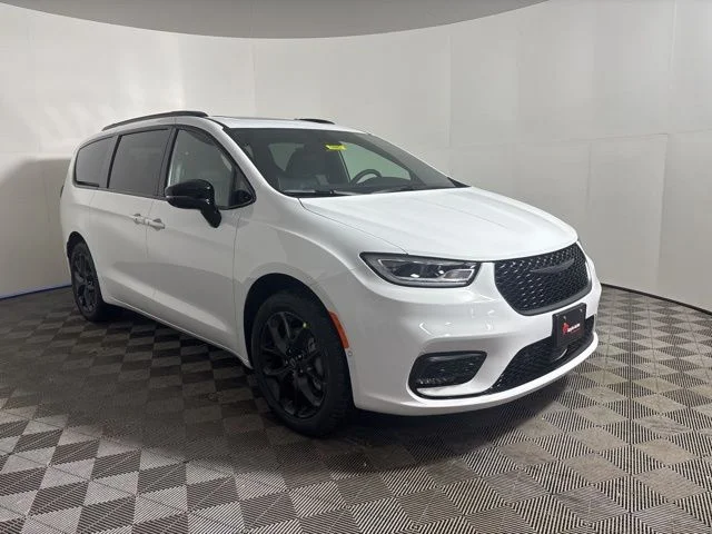 2026 Chrysler Pacifica Limited AWD's photo
