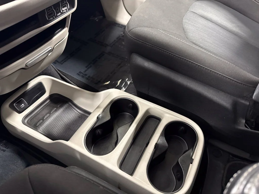 Used 2022 White Chrysler LX image 25