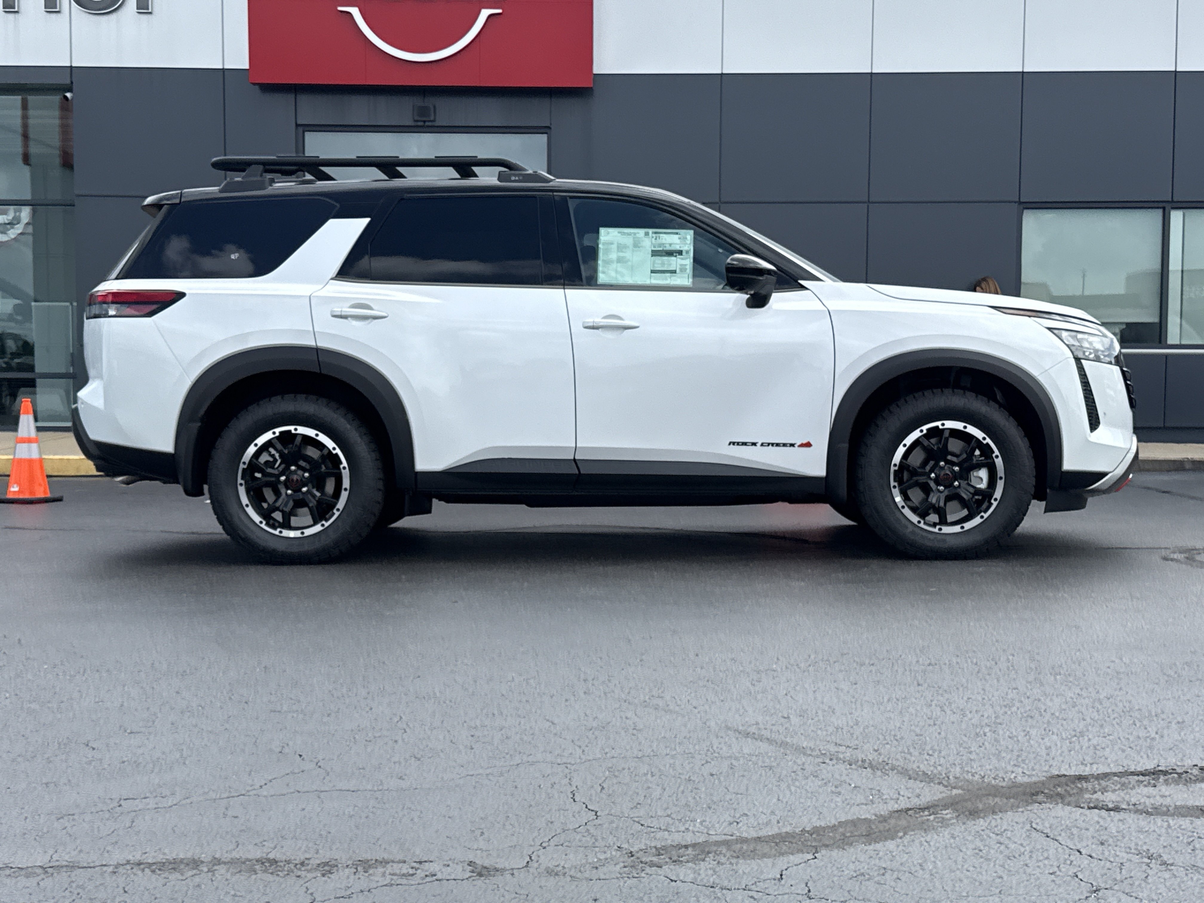 New 2026 Everest White Pearl Tricoat/Super Black Nissan Rock Creek 4WD image 2