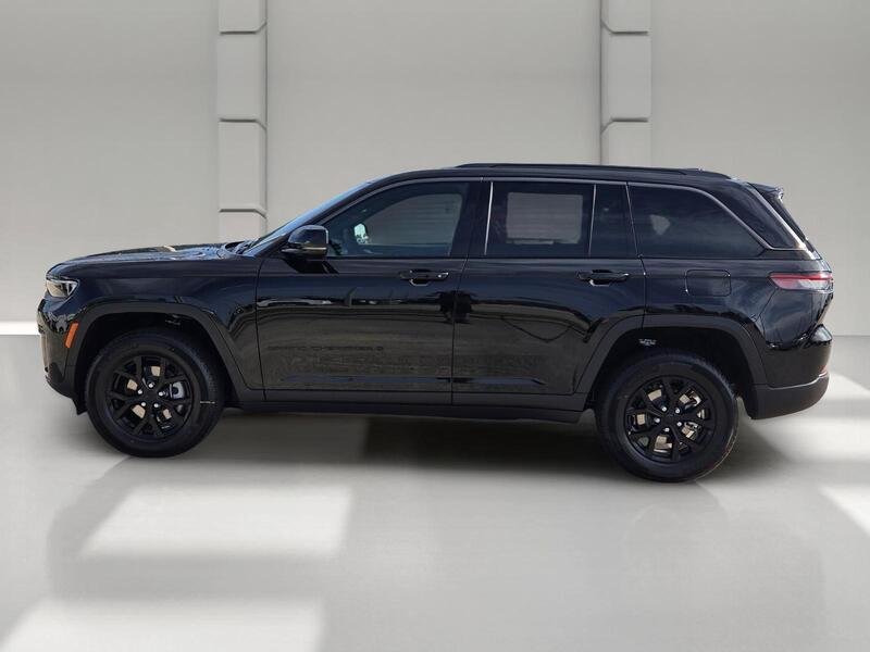 New 2026 Diamond Black Crystal Pearl-Coat Exterior Paint Jeep LAREDO ALTITUDE 4X4 image 2
