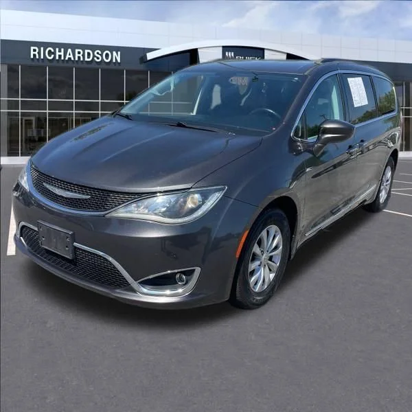 2017 Chrysler Pacifica Touring-L's photo