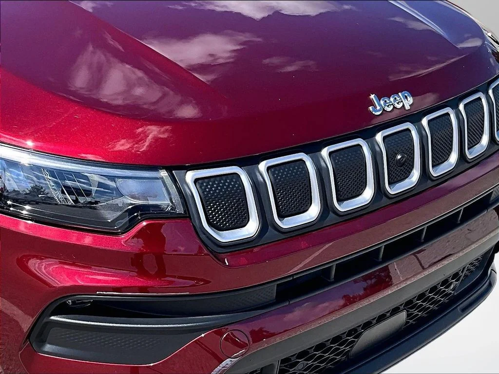 Used 2022 Red Jeep Latitude Lux image 29