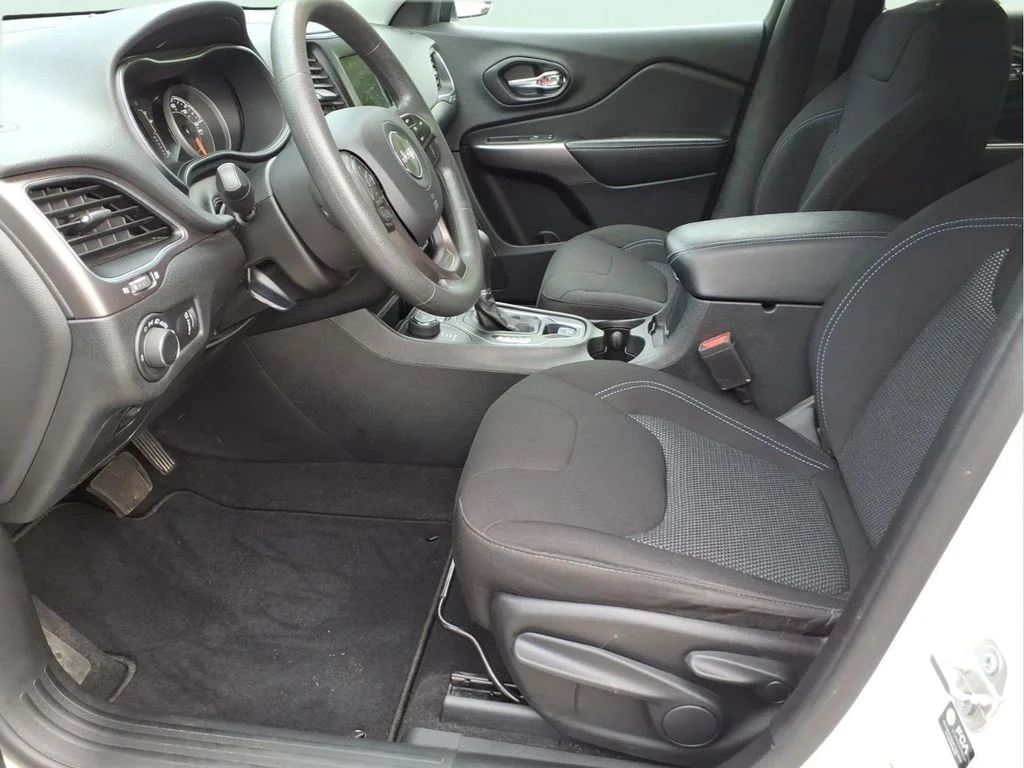 Used 2021 White Jeep Latitude image 19