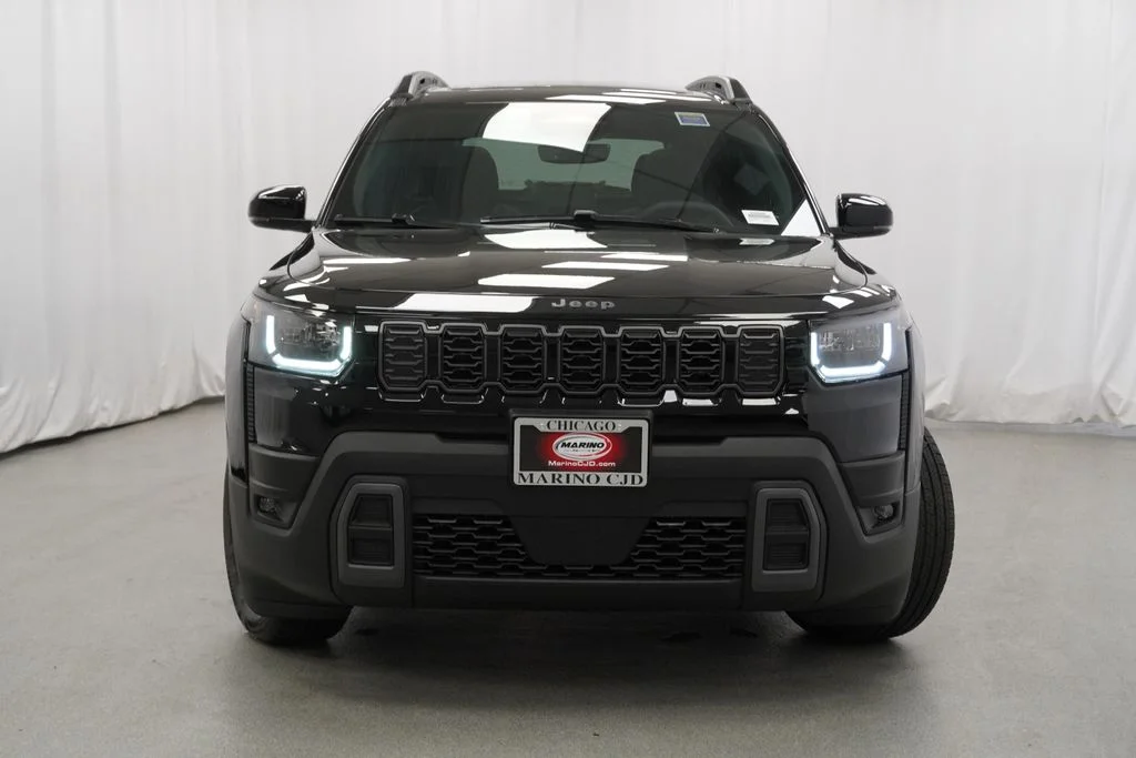 New 2026 Diamond Black Crystal Pearl-Coat Exterior Paint Jeep Limited image 7