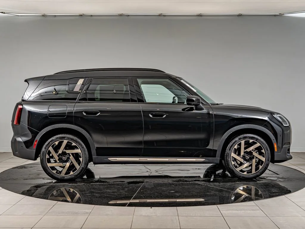 New 2027 Midnight Black Ii Metallic MINI Iconic image 4