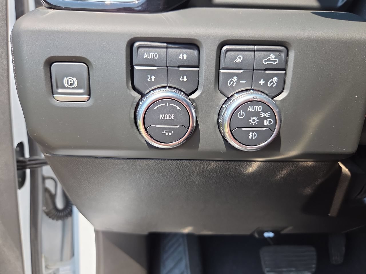Used 2024 White Frost Tricoat GMC Denali image 18